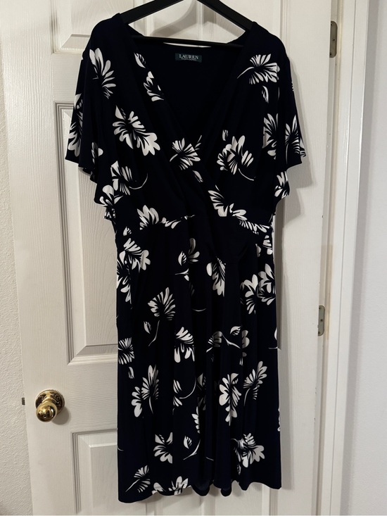 Lauren Ralph Lauren Dresses & Skirts - Lauren Ralph Lauren | NWT Women’s Navy and White Floral Wrap Midi Dress Size 14